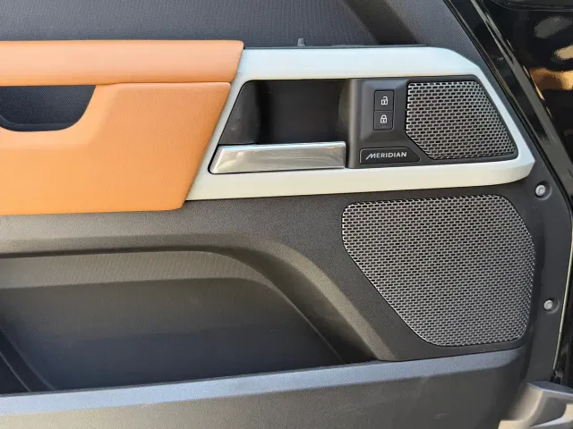 Land Rover Defender — Фото автомобиля 13
