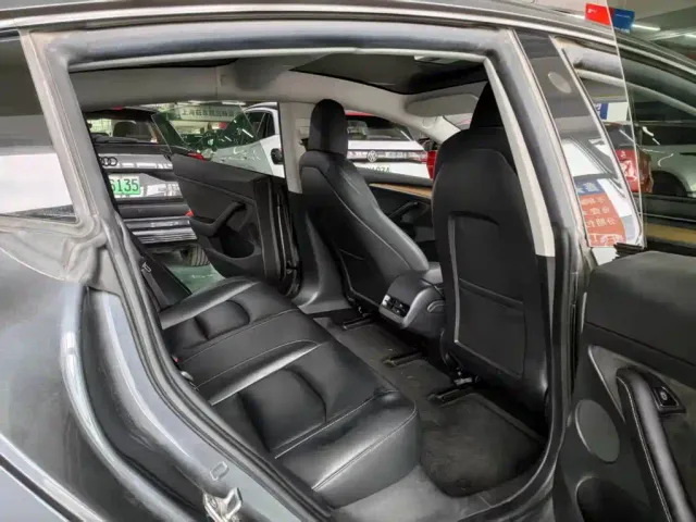 Tesla Model 3 — Фото автомобиля 9