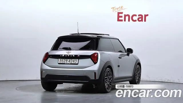 MINI Cooper Generation 4 — Фото автомобиля 2