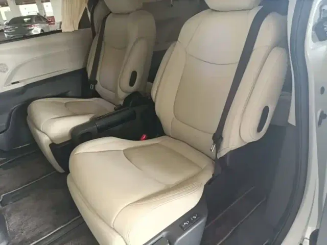 Toyota Sienna — Фото автомобиля 16