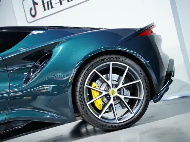 Lotus Emira — Фото автомобиля 5