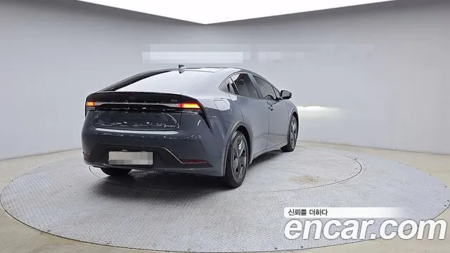 Toyota Prius Generation 5 — Фото автомобиля 2
