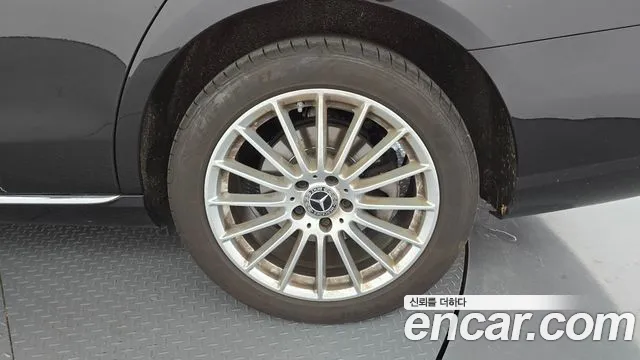 Mercedes-Benz E-Class — Фото автомобиля 21