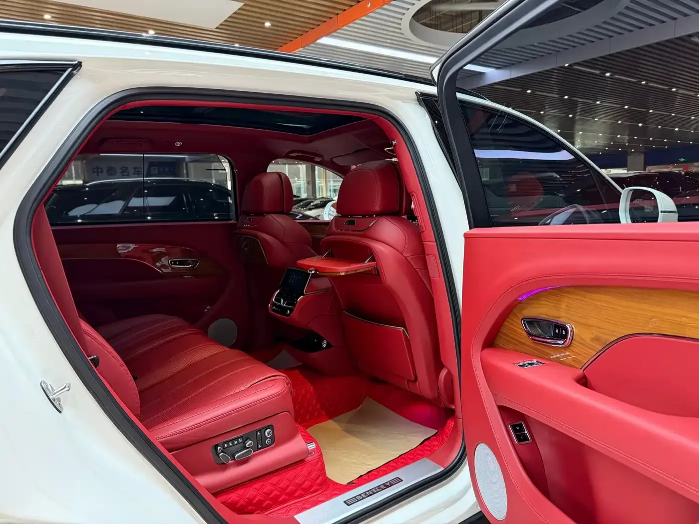 Bentley Bentayga 2024 4.0T V8 Long Wheelbase — Фото автомобиля 11