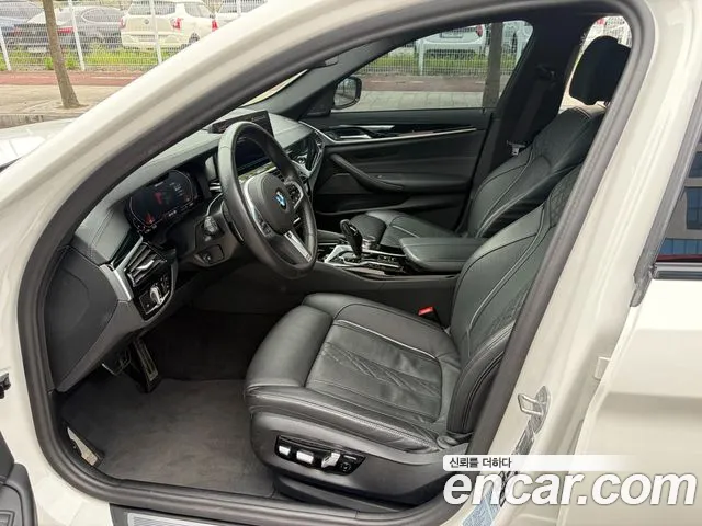 BMW 5 Series G30 — Фото автомобиля 16