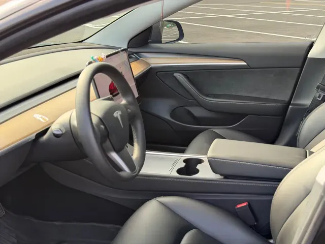 Tesla Model 3 — Фото автомобиля 5