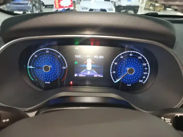 Hongqi E-QM5 — Фото автомобиля 11