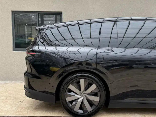 Li Auto i8 — Фото автомобиля 20