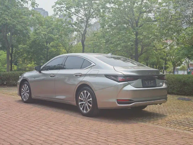 Lexus ES — Фото автомобиля 5