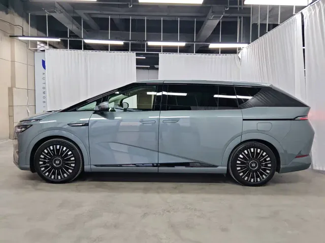Xpeng X9 — Фото автомобиля 13