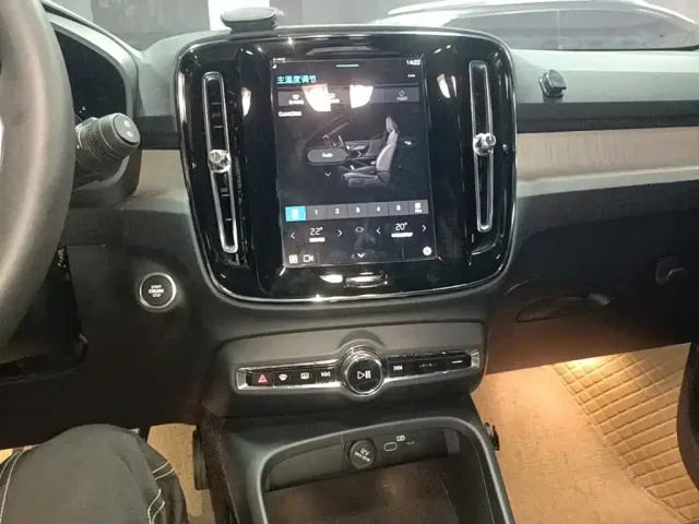 Volvo XC40 — Фото автомобиля 12