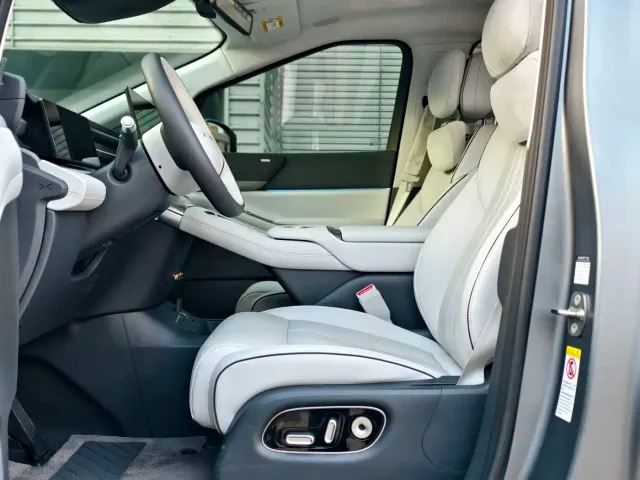 Xpeng X9 — Фото автомобиля 10