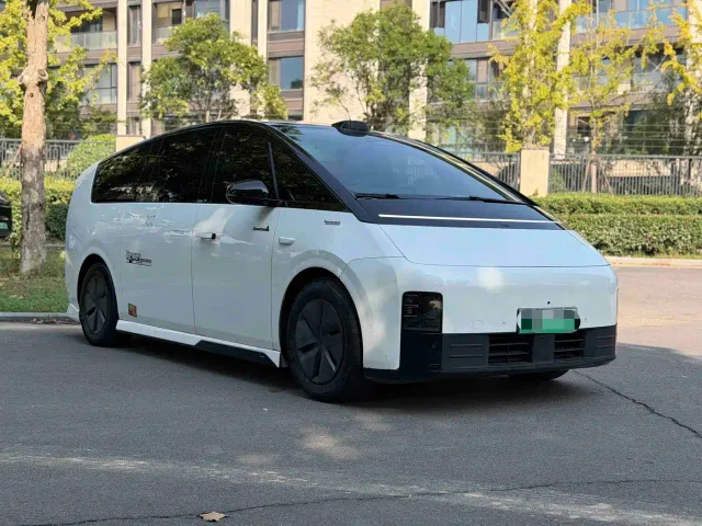 Li Auto MEGA — Фото автомобиля 3