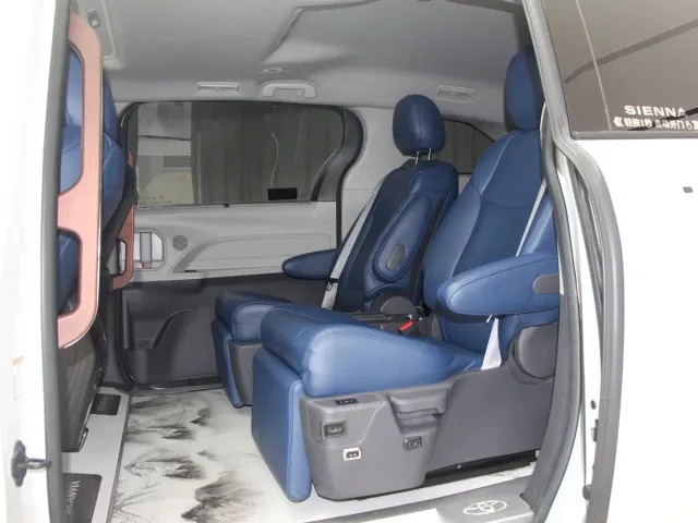 Toyota Sienna — Фото автомобиля 12