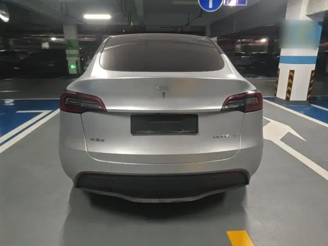 Tesla Model Y — Фото автомобиля 5