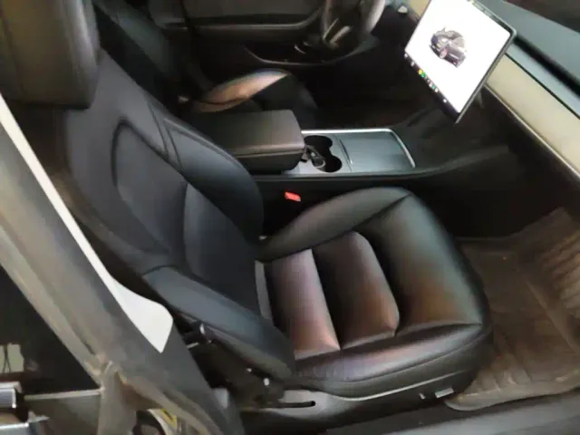 Tesla Model 3 — Фото автомобиля 24