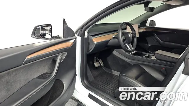 Tesla Model Y — Фото автомобиля 15