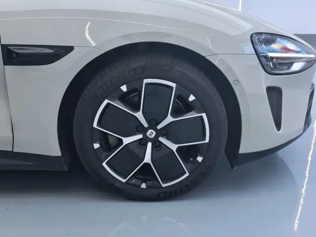 Xiaomi SU7 — Фото автомобиля 11