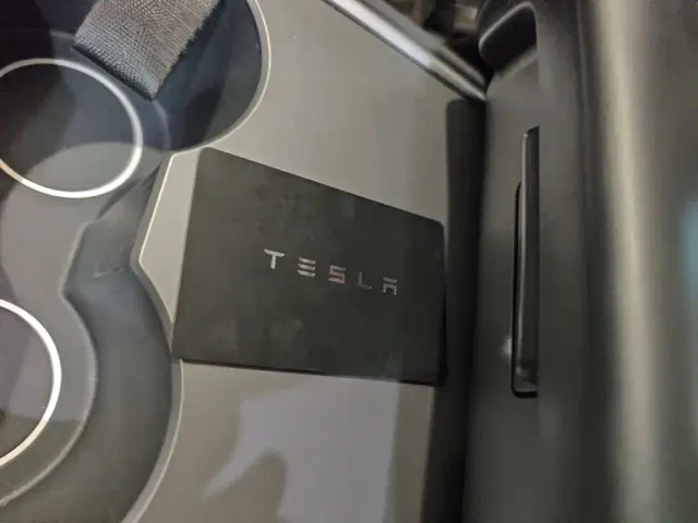 Tesla Model 3 — Фото автомобиля 8