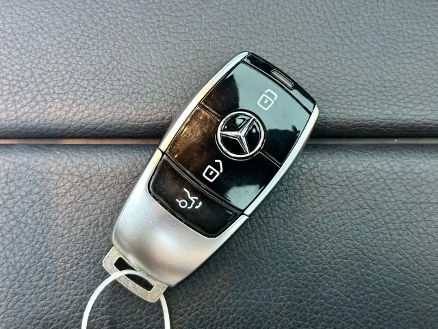 Mercedes-Benz E-Class — Фото автомобиля 14