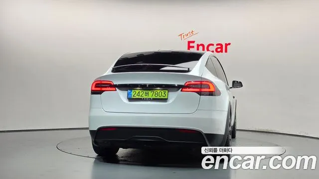 Tesla Model X — Фото автомобиля 4