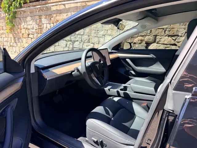 Tesla Model 3 — Фото автомобиля 4