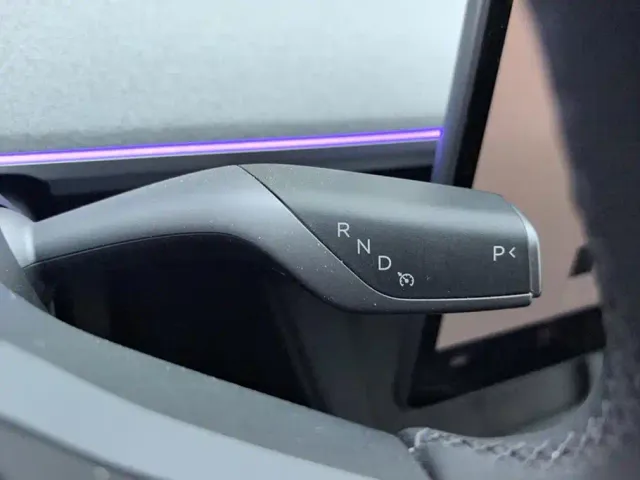 Tesla Model Y — Фото автомобиля 16