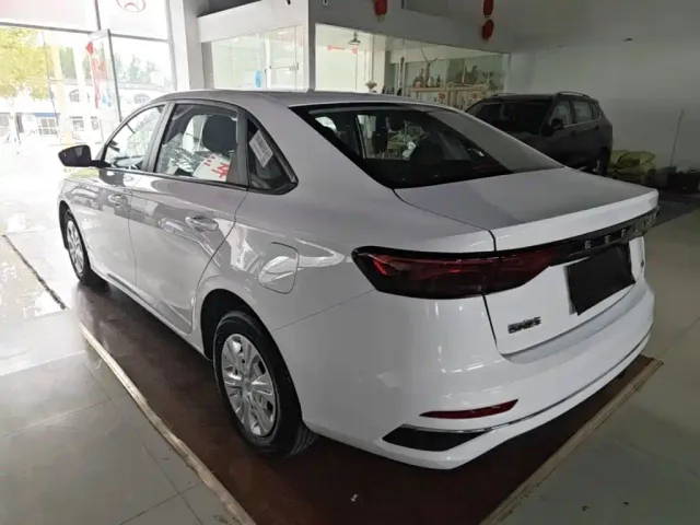Geely Emgrand — Фото автомобиля 4