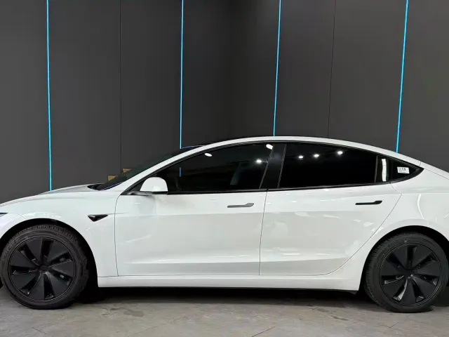 Tesla Model 3 — Фото автомобиля 4