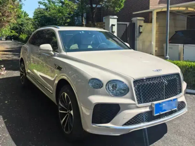 Bentley Bentayga — Фото автомобиля 3