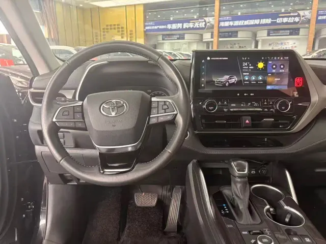 Toyota Highlander — Фото автомобиля 9