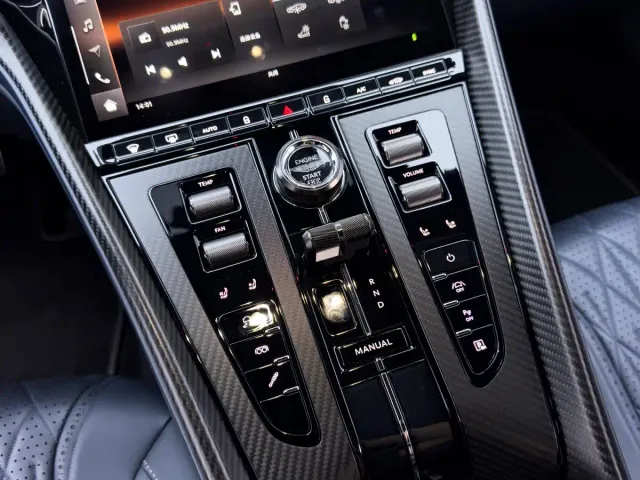 Aston Martin DB12 — Фото автомобиля 24
