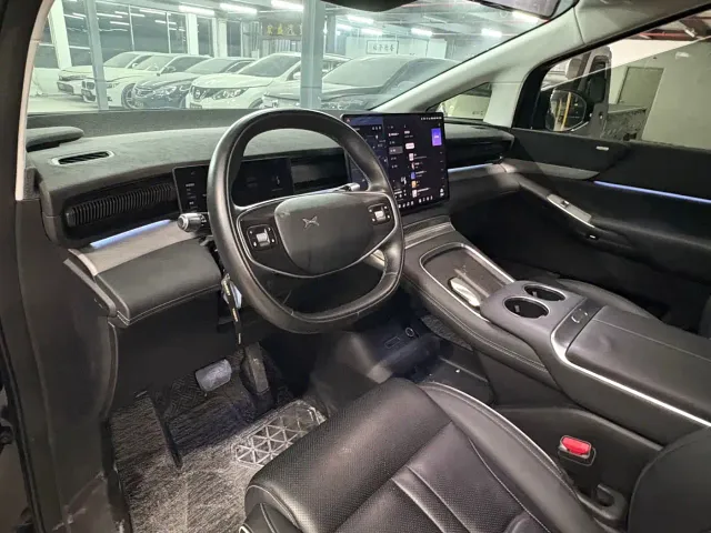 Xpeng X9 — Фото автомобиля 11