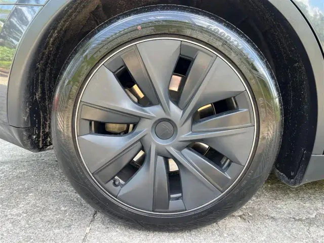 Tesla Model Y — Фото автомобиля 8