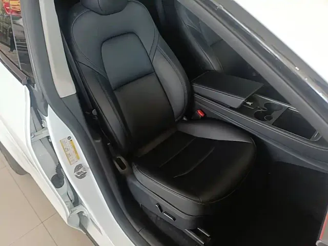 Tesla Model Y — Фото автомобиля 24