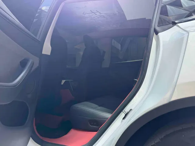 Tesla Model Y — Фото автомобиля 5