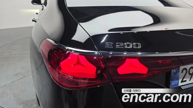 Mercedes-Benz E-Class — Фото автомобиля 23