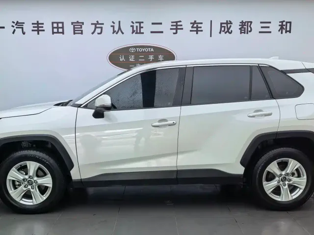 Toyota RAV4 — Фото автомобиля 3