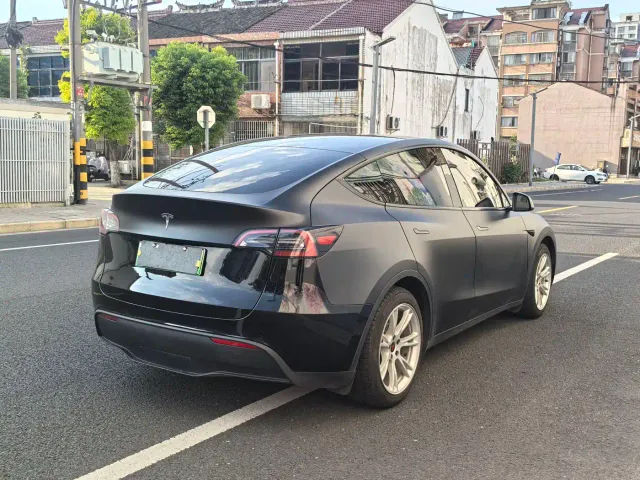 Tesla Model Y — Фото автомобиля 10