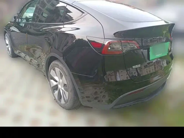 Tesla Model Y — Фото автомобиля 13