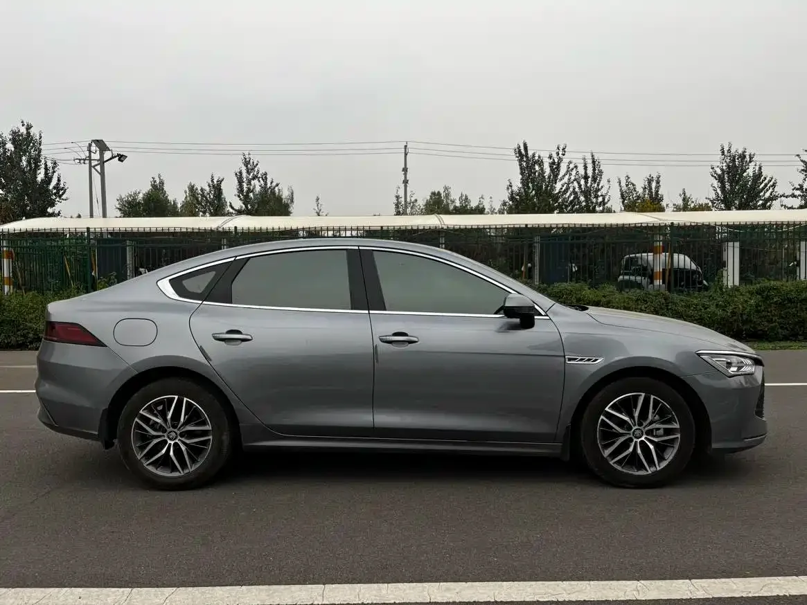 BYD Qin PLUS 2023 Champion Edition DM-i 55KM Surpassing — Фото автомобиля 8