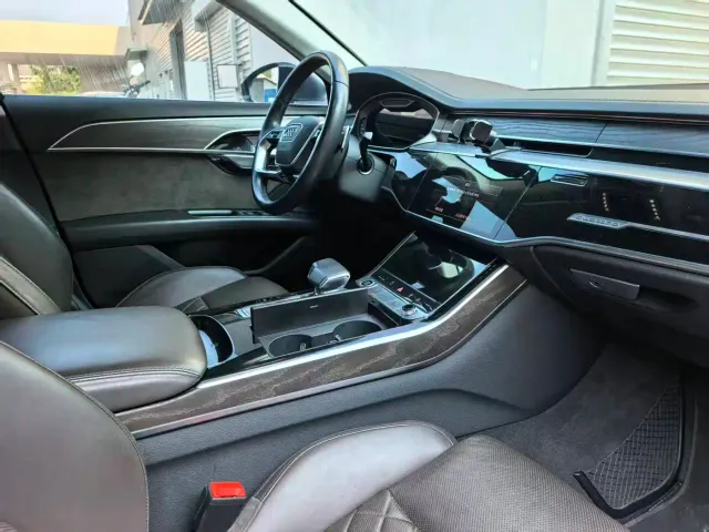 Audi A8 — Фото автомобиля 12