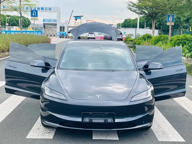 Tesla Model 3 — Фото автомобиля 11
