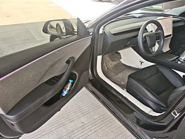 Tesla Model 3 — Фото автомобиля 15