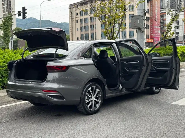 Geely Emgrand — Фото автомобиля 25