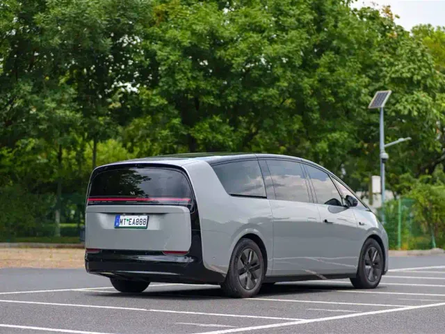 Li Auto MEGA — Фото автомобиля 6