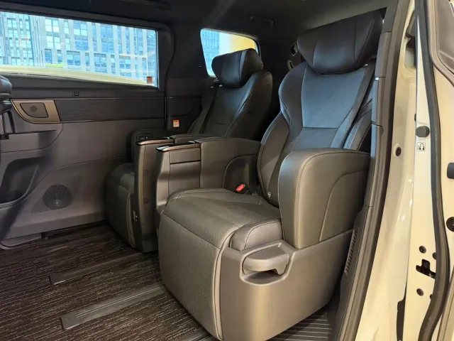 Toyota Alphard — Фото автомобиля 11