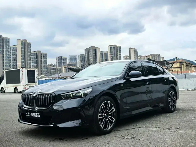 Фотография автомобиля — BMW 5 Series