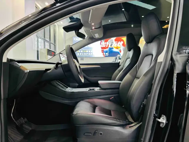 Tesla Model Y — Фото автомобиля 13