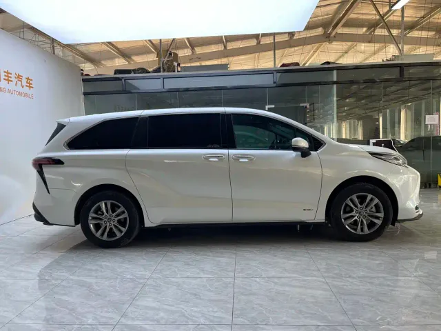 Toyota Sienna — Фото автомобиля 13